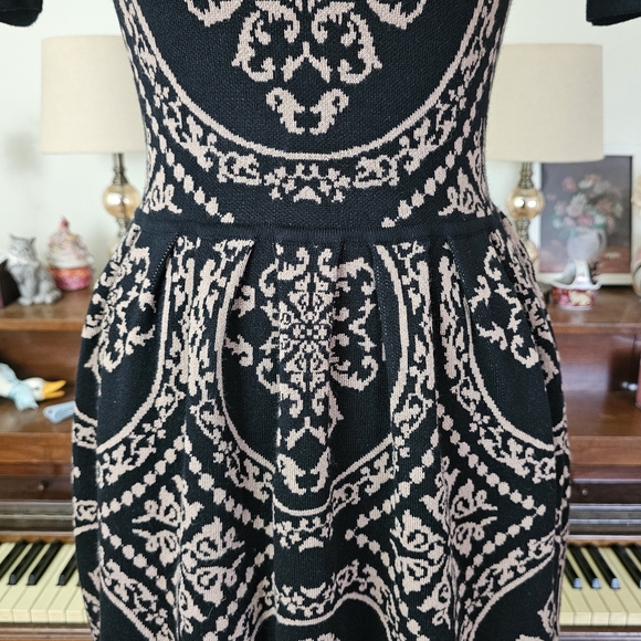 Romeo + Juliet Couture Damask Sweater Dress - Picture 5 of 13